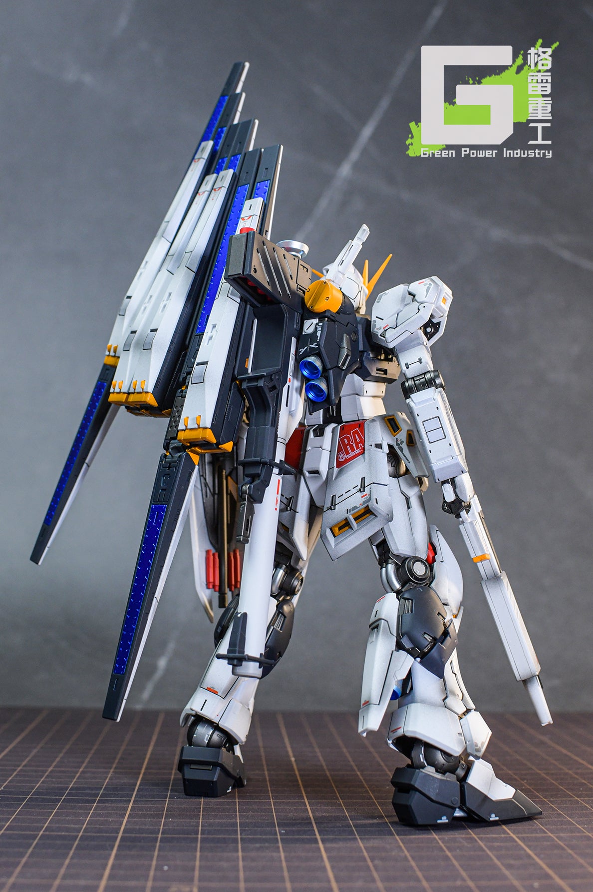 BANDAI RG RX-93 V(Nu) GUNDAM SHADOW EFFECT