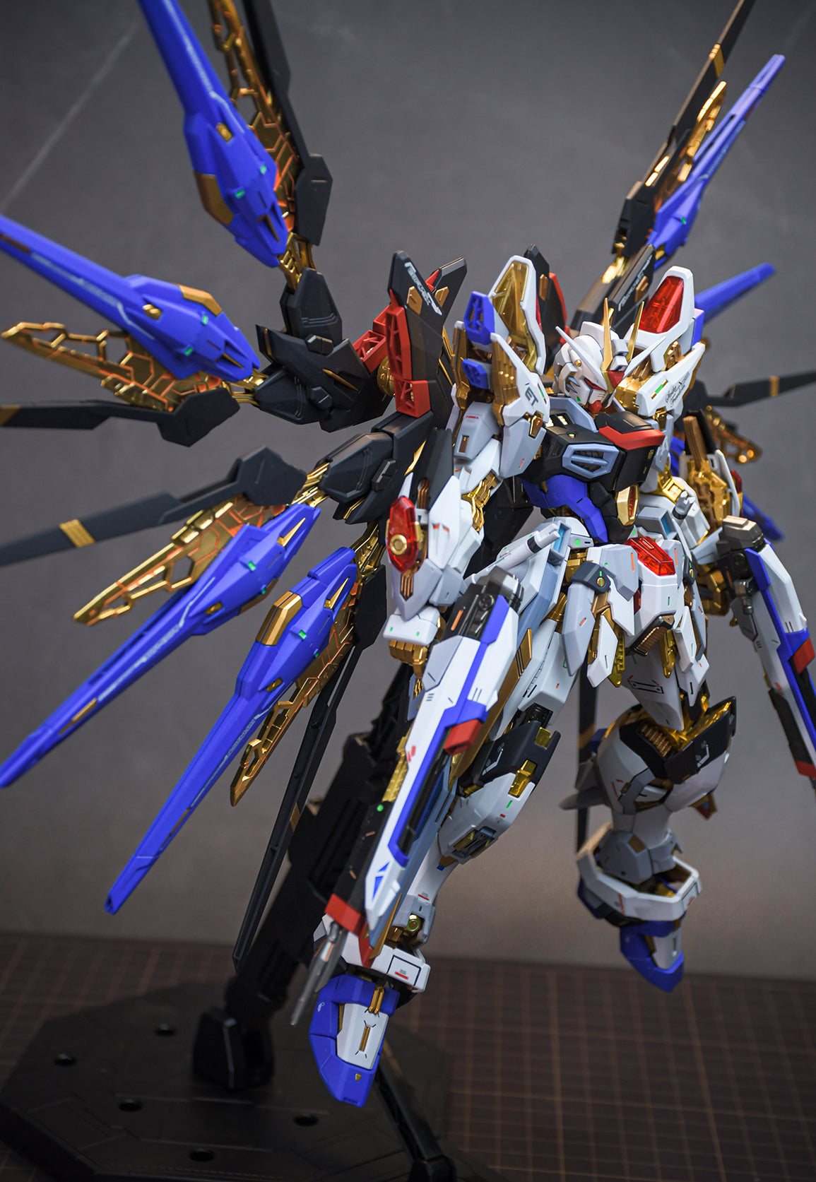 BANDAI MGEX ZGMF-X20A STRIKE FREEDOM FLUORESCENCE EFFECT