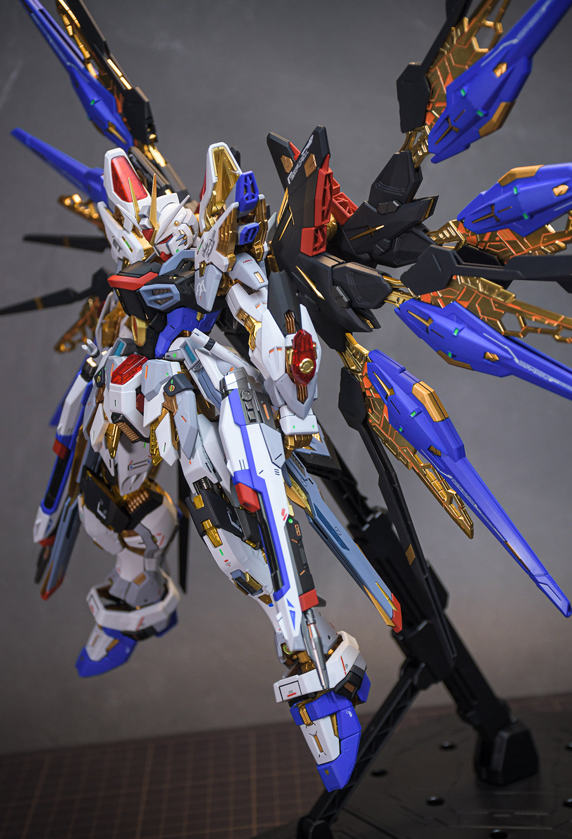 BANDAI MGEX ZGMF-X20A STRIKE FREEDOM FLUORESCENCE EFFECT